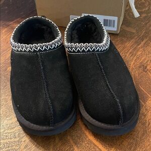 NWT and original box UGG Women’s Tasman Slip-On Clog in Black size 8